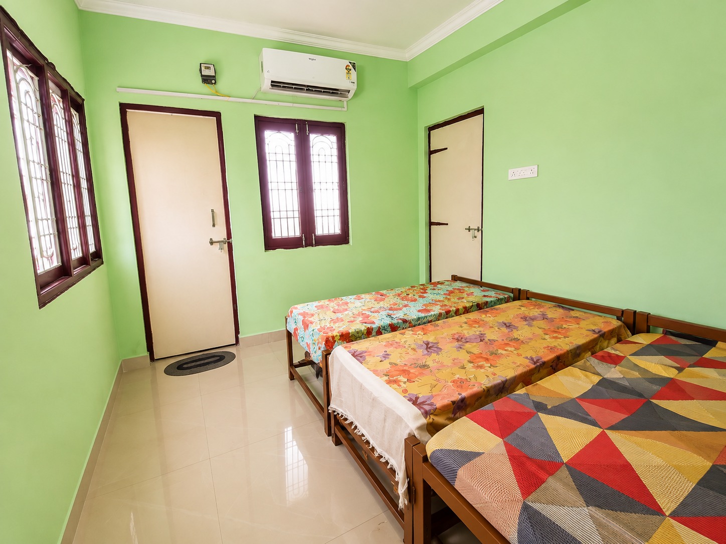 Three-share AC room